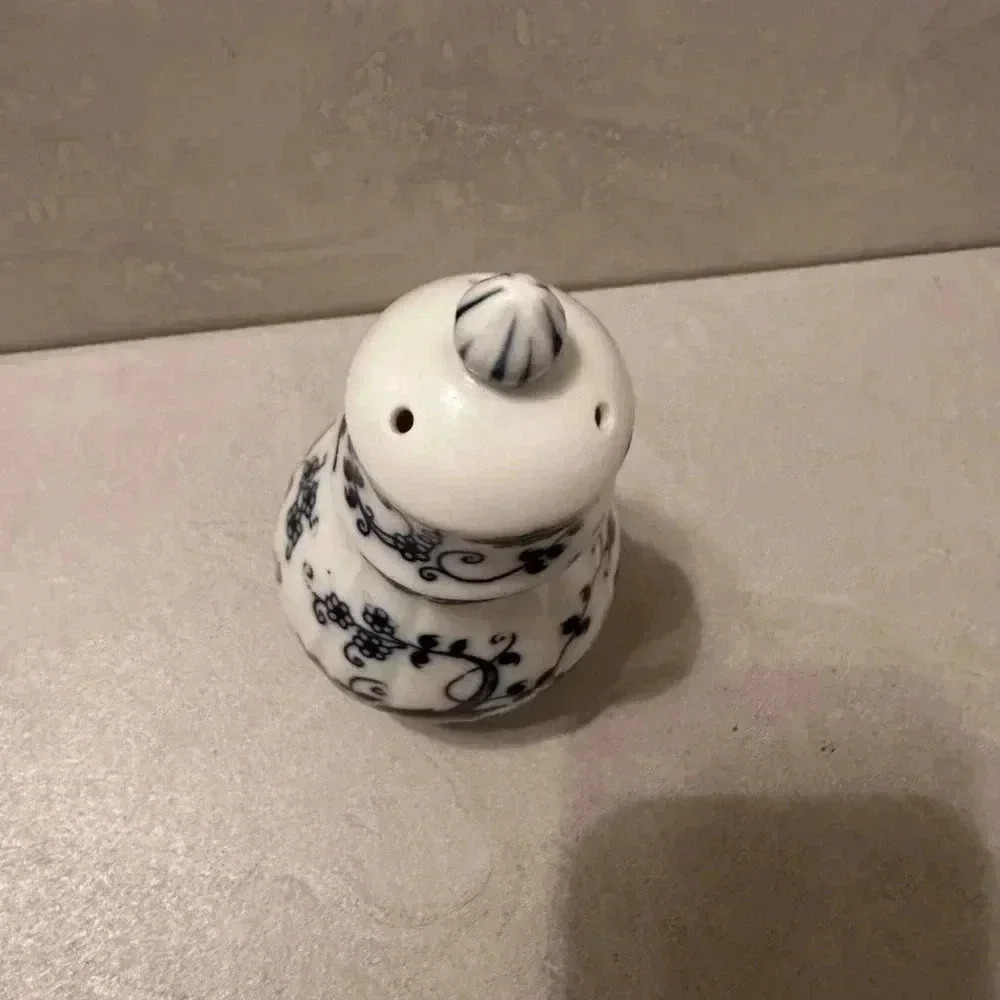 Seymour Mann VIENNA WOODS "Blue Onion Pattern" Salt Shaker - Picture 2 of 5